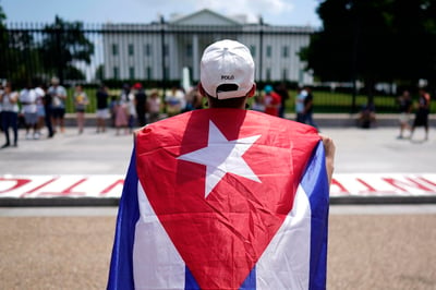 Varios cientos de personas se manifestaron este lunes frente a la Casa Blanca para lanzar al presidente de EUA, Joe Biden, un 'SOS' por Cuba y denunciar las presuntas violaciones a los derechos humanos ocurridas durante las recientes protestas en la isla. (AECHIVO) 