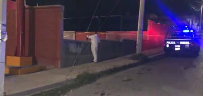  El hallazgo de una persona sin vida se registró la noche de este martes a un costado de una tienda de conveniencia en la colonia Cerro del Pueblo de Saltillo. (EL SIGLO DE TORREÓN)