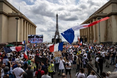 El Gobierno francés movilizará este sábado a 3,000 policías en París ante la previsión de 10,000 manifestantes en contra del certificado sanitario, a los que se pueden sumar 'chalecos amarillos', que amenazan con acudir a los Campos Elíseos de la capital. (ARCHIVO) 