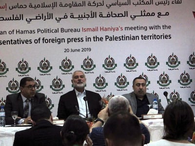 Ismael Haniye (centro) fue reelegido por el Consejo de la Shura -comité ejecutivo- como jefe político del movimiento islamista palestino Hamás, confirmaron hoy a Efe fuentes cercanas a ese grupo. (ARCHIVO)