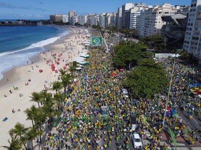 Miles de brasileños se movilizaron en varias ciudades para reivindicar el voto impreso auditable como complemento del actual sistema de votación electrónica y en apoyo al presidente, Jair Bolsonaro, principal abanderado de ese cambio. (ARCHIVO) 