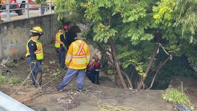 La Dirección de Protección Civil y Bomberos realizó el rescate de un hombre, luego de que se quedara atrapado por más de una hora entre la corriente de agua en un arroyo en Saltillo. (PERLA SÁNCHEZ)