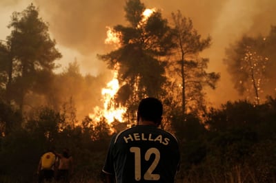 Grecia espera que la recesión del incendio en los suburbios del norte de Atenas y el apoyo extranjero le permita poner bajo control este domingo las decenas de incendios aún activos, tras casi una semana de la que ya es la mayor catástrofe ambiental del país. (EFE) 
