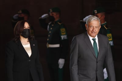 El presidente de México, Andrés Manuel López Obrador, anunció este domingo que el lunes sostendrá una conversación telefónica con la vicepresidenta de Estados Unidos, Kamala Harris, con el objetivo de discutir temas bilaterales, entre ellos la donación de más vacunas contra el coronavirus. (ARCHIVO)