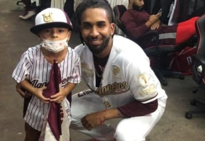 Luego de que se hiciera viral en redes sociales Santiago Facio, el pequeño aficionado del deporte local en La Laguna, un jugador de los Algodoneros de Unión Laguna le dio una sorpresa.