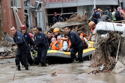 Al menos 74 personas han muerto en las riadas e inundaciones que afectaron tres provincias montañosas en el norte de Turquía el pasado miércoles, informó este lunes el servicio de emergencias turco Afad. (ARCHIVO) 
