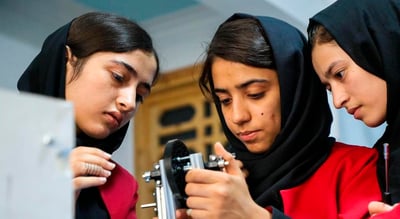 Jóvenes integrantes de un equipo de robótica formado exclusivamente por mujeres de Afganistán salió del país de forma segura y están en Qatar. (ESPECIAL)