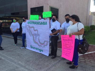 De manera pacífica, solicitan apoyo de la alcaldesa Marina Vitela para lograr la recontratación de extrabajadores del Hospital General.