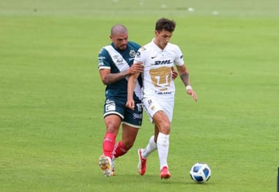Con un par de goles en el complemento, los Pumas finalmente consiguieron el domingo su primera victoria del torneo Apertura mexicano al vencer en casa 2-0 al Puebla por la sexta fecha.