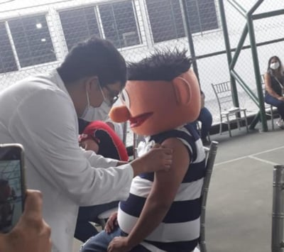 En Apodaca, Nuevo León, un hombre destacó entre la multitud en la jornada de vacunación antiCOVID an acudir con una botarga de Enrique de Plaza Sésamo para hacer reír a la gente y a su familia. 
