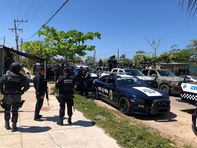Policías del estado mexicano de Veracruz, uno de los más violentos por la presencia de cárteles del narcotráfico, protagonizaron un enfrentamiento a tiros, debido a una riña interna, con un saldo de dos muertos, un herido y un detenido, informaron este martes autoridades locales. (ARCHIVO)