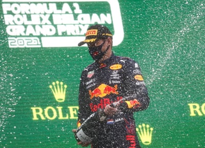 El holandés Max Verstappen (Red Bull) ganó este domingo el lluvioso y esperpéntico Gran Premio de Bélgica, el duodécimo del Mundial de Fórmula Uno y el más corto de la historia; que, tras varias interrupciones y aplazamientos, se disputó a sólo dos vueltas -en lugar de a las 44 previstas-, por detrás del coche de seguridad, valorándose sólo la mitad de los puntos.