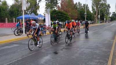 En un ambiente de nostalgia, camaradería y fiesta deportiva, esta mañana se llevó a cabo la carrera ciclista en homenaje a la memoria de don Sergio Vázquez Gallegos, prueba que contó con la participación de más de un centenar de deportistas locales y foráneos. (ARCHIVO) 
