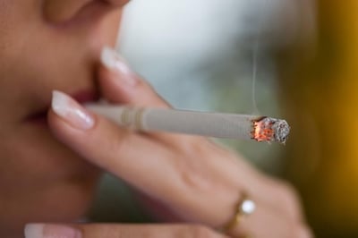 Aunque las mujeres fuman menos cigarrillos que los hombres, tienen más dificultades para dejar este hábito, según una investigación realizada con más de 35,000 fumadores presentada en el Congreso de la Sociedad Europea de Cardiología. (ESPECIAL)
 