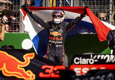 El holandés Max Verstappen (Red Bull) recuperó el liderato en el Mundial de F1 al ganar este domingo el Gran Premio de los Países Bajos, el decimotercero del año, en Zandvoort; donde relegó al segundo puesto al siete veces campeón mundial inglés Lewis Hamilton (Mercedes), al que aventaja ahora en tres puntos.