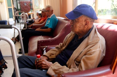 Aproximadamente un millón de adultos mayores tiene alzheimer en México y su cuidado recae en la familia, pues sólo un 1 por ciento recibe atención en instituciones, afirmó Luis Miguel Gutiérrez Robledo, director del Instituto Nacional de Geriatría (INGer).  (ESPECIAL) 

 
