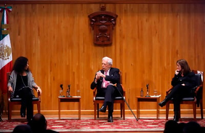 En palabras de López Obrador, la prensa se dedicó a hacer preguntas capciosas a Vargas Llosa hasta que el escritor peruano afirmó que el mandatario pretendía reelegirse en el cargo. (ARCHIVO)
