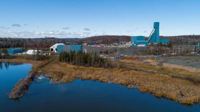Los últimos cuatro mineros que quedaron atrapados bajo tierra en la Mina Totten pudieron salir el miércoles por la mañana, dijo la empresa dueña de la mina cerca de Sudbury, Ontario. (ESPECIAL) 
