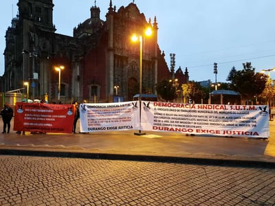 Trabajadores sindicalizados del Municipio de Durango acudieron al Palacio Nacional para solicitar la intervención de las autoridades federales en el caso de 'Lichita'. (EL SIGLO DE TORREÓN)