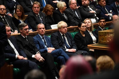 El primer ministro Boris Johnson encabezó el lunes una ceremonia sombría en el Parlamento británico en honor del legislador conservador que fue asesinado a puñaladas durante un encuentro con sus constituyentes en el atrio de una iglesia, un ataque que ha generado dudas sobre la manera en que el país protege a sus políticos y lidia con el extremismo en su territorio. (EFE) 