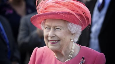 El premio que desde hace años ha sido entregado a personalidades longevas que han contribuido a la sociedad, ha sido rechazado por la reina Isabel II, ya que ella no se siente lo 'suficientemente vieja', por lo que no cree merecerlo (ESPECIAL) 