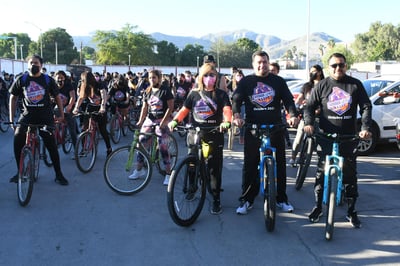Con la participación de más de 200 pedalistas, este jueves se llevó a cabo la primera rodada ciclista denominada “Rodando o caminando, quiero llegar seguro a casa”, organizada por la Facultad de Derecho de la Universidad Autónoma de Coahuila, Unidad Torreón.
