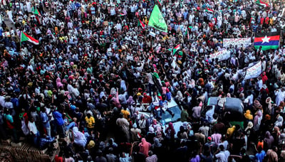 Al día siguiente de una jornada de protestas masivas contra el golpe de Estado en Sudán, las calles de Jartum estaban hoy en tensa calma marcada por las huelgas, el acceso a internet limitado y los intentos de mediación para volver a encarrilar al país hacia su transición democrática. (ARCHIVO) 

