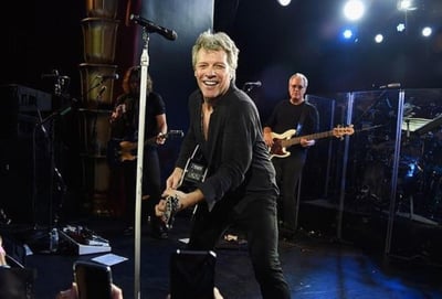 Jon Bon Jovi dio positivo a una prueba rápida de COVID-19 justo antes de un concierto que tenía programado en Miami Beach.