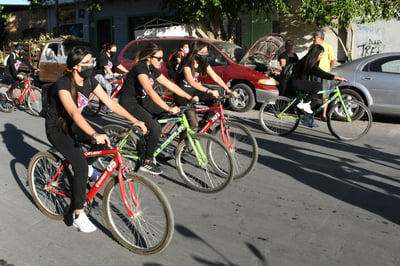 Ciclistas se dieron cita para rodar juntos como parte del evento  ‘Rodando o caminando quiero llegar segur@ a casa’ (EL SIGLO DE TORREÓN/FERNANDO COMPEÁN) 
