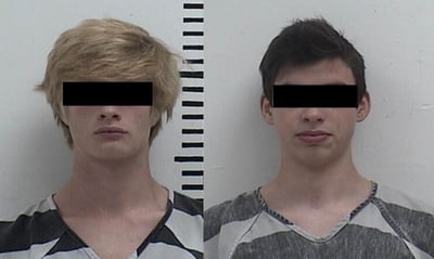 Ambos estudiantes de 16 años de edad, han sido acusados como adultos de homicidio doloso y asociación delictuosa para cometer homicidio en primer grado (ESPECIAL) 