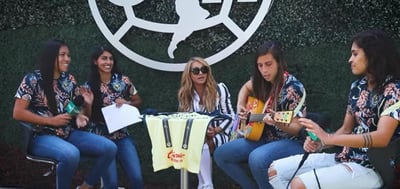 La cantante mexicana Paulina Rubio visitó las instalaciones del Club América Femenil, en donde las jugadoras le dieron un recorrido y además aprovecharon para interpretar el nuevo sencillo de 'La Chica Dorada'.
