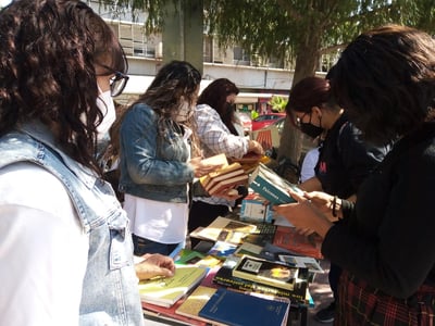 En el marco del Día Nacional del Libro, las 17 bibliotecas municipales prepararon la entrega gratuita de medio centenar de libros en la Plaza de Armas de Torreón, durante la mañana de este viernes. (FOTO: SAÚL RODRÍGUEZ)