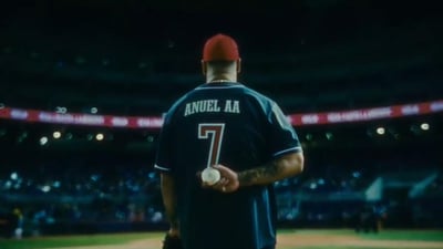 El artista urbano puertorriqueño Anuel AA lanzó este viernes su nuevo sencillo 'Súbelo' junto a sus compatriotas y colegas Jhay Cortez y Myke Towers, y en el que homenajea a figuras caribeñas de las Grandes Ligas de Béisbol (MLB, por sus siglas en inglés)  (ESPECIAL) 