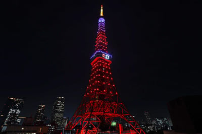 Torre lució un brillante rojo y un mensaje de felicitación. (AGENCIAS)