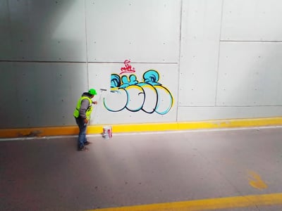 Fueron eliminadas las pintas de grafiti en los desniveles del Nudo Mixteco en Torreón. (CORTESÍA)