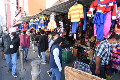 Hasta esta semana existen en Torreón, 482 puestos fijos; 1,002 puestos semifijos; 215 vendedores ambulantes; entre otros. (FERNANDO COMPEÁN)