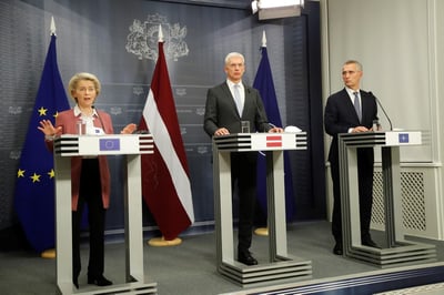 La presidenta de la Comisión Europea, Ursula von der Leyen, y el secretario general de la OTAN, Jens Stoltenberg, manifestaron hoy en un viaje a Lituania y Letonia el apoyo a ambos países bálticos contra lo que denominaron 'ataques híbridos' con inmigrantes desde Bielorrusia. (EFE) 
