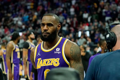 La NBA anunció que LeBron James ha salido del protocolo del coronavirus tras confirmar que se trataba de un falso positivo.
