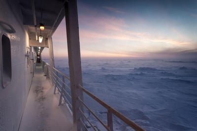 Un equipo internacional de investigadores ha reconstruido la evolución del calentamiento del Océano Ártico y ha constatado que las aguas de este frágil ecosistema llevan calentándose desde principios del siglo pasado, varias décadas antes de lo que sugerían los registros. (ARCHIVO) 

 