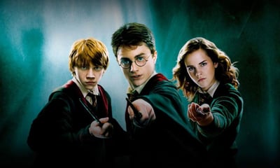 La saga cinematográfica de Harry Potter llega a su aniversario número 20, por lo que el elenco de esta amada historia tendrá un especial en donde se reunirán los actores Daniel Radcliffe, Emma Watson y Rupert Grint para celebrarlo.  (CORTESÍA / WARNER BROS)

