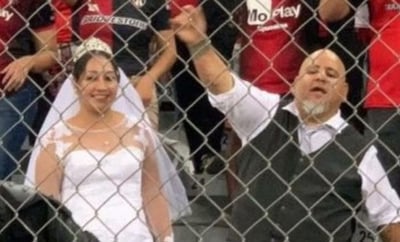 La pareja llamó la atención en redes sociales al asistir a la final de la Liga MX para apoyar al Atlas, vestidos como novios (CAPTURA) 