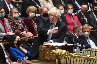 El primer ministro británico, Boris Johnson, defendió su gestión al ser acusado este miércoles por la oposición laborista de carecer de 'autoridad moral', por presuntamente romper las normas durante la pandemia, y 'política', tras sufrir anoche la mayor rebelión en sus filas desde que llegó al poder. (ARCHIVO)