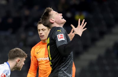 El Hertha Berlín se opuso este sábado al favoritismo del Borussia Dortmund y se impuso por 3-2 con lo que la ventaja del Bayern Múnich al frente de la Bundesliga alemana sobre su perseguidor más cercano es ahora de nueve puntos.
