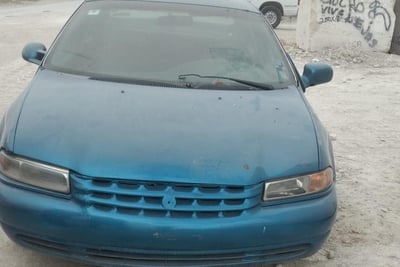 Policías municipales de Gómez Palacio aseguraron un auto abandonado el cual fue localizado tras un reporte. (EL SIGLO DE TORREÓN) 
