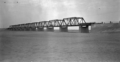 El puente sobre el cauce del 'Padre Nazas' se comienza a construir el 11 de abril y se inaugura el día 20 de diciembre de 1931. (CORTESÍA)