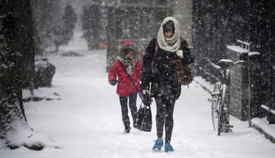 La ciudad de Nueva York amaneció este viernes cubierta de blanco tras la primera nevada del invierno y del año, aunque ha sido relativamente moderada comparada con la de otros inviernos. (ARCHIVO) 