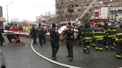 Un incendio desatado en un edificio de viviendas del distrito neoyorquino de El Bronx dejó este domingo más de medio centenar de heridos, unos treinta de ellos de gravedad, informaron las autoridades. (ESPECIAL) 