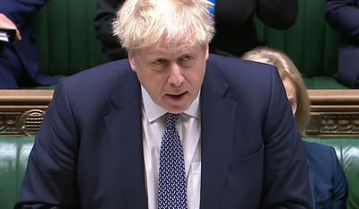El primer ministro británico, Boris Johnson, asumió este miércoles su 'responsabilidad' y pidió perdón a los ciudadanos por haber acudido a lo que consideraba un 'evento laboral' en el jardín de su residencia de Downing Street en 2020, en pleno confinamiento, frente a los llamamientos de la oposición para que dimita. (EFE) 