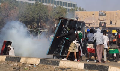 Al menos siete personas murieron este lunes en una nueva jornada de protestas contra el golpe de Estado perpetrado el pasado 25 de octubre en Sudán, con lo que la cifra de fallecidos desde la asonada asciende ya a 71, informó el sindicato independiente Comité de Médicos. (ARCHIVO) 