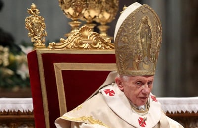 El papa retirado Benedicto XVI ha reconocido que acudió a una reunión en 1980 en la que se discutió la transferencia de un sacerdote pedófilo a la que entonces era su diócesis, y señaló que su afirmación previa de que él no estuvo ahí se debió a un error editorial. (ESPECIAL) 